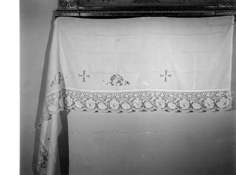 croce/ motivi decorativi floreali (tovaglia d'altare, coppia) - manifattura ligure (prima metà sec. XX)