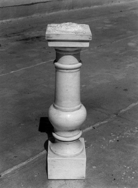 colonnina, serie - bottega italiana (secondo quarto sec. XX)