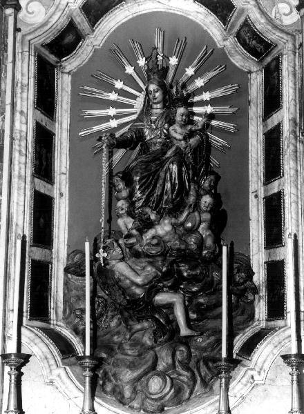 Madonna del Rosario, Madonna con Bambino (gruppo scultoreo, elemento d'insieme) di Santacroce Giovanni Battista, Bocciardo Pasquale (sec. XVII)