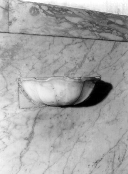 acquasantiera - a conchiglia, opera isolata - bottega ligure (fine/inizio secc. XVII/ XVIII)