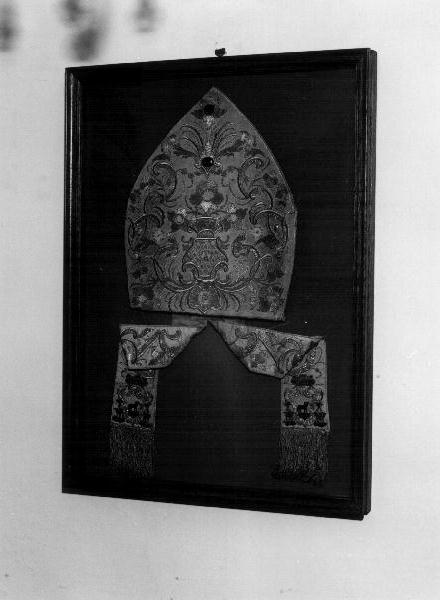 STEMMA VESCOVILE/ MOTIVI DECORATIVI FLOREALI (mitria, opera isolata) - manifattura toscana (prima metà sec. XVIII)