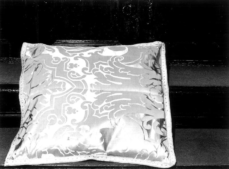 MOTIVI DECORATIVI VEGETALI STILIZZATI (cuscino, serie) - manifattura ligure (prima metà sec. XVIII)