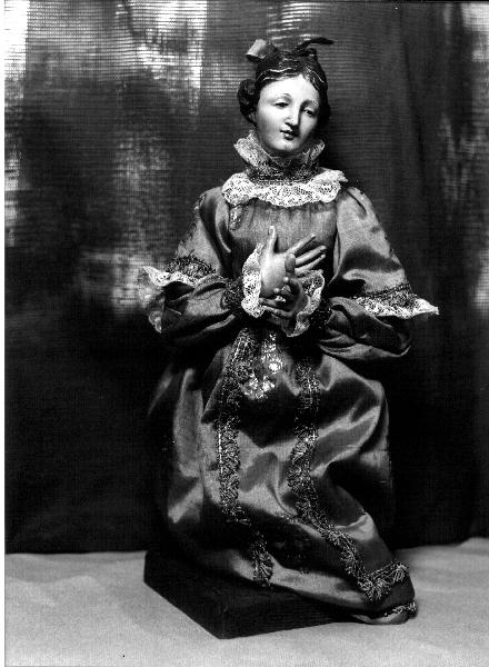 figura femminile inginocchiata (statua da presepio, elemento d'insieme) - PRODUZIONE GENOVESE (prima metà sec. XVIII)