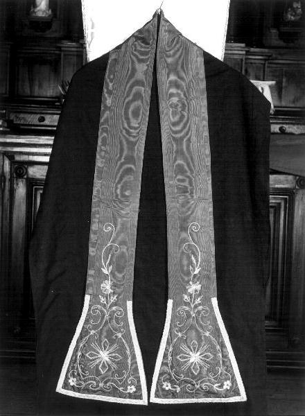 motivi decorativi floreali/ croce (stola, elemento d'insieme) - manifattura ligure (prima metà sec. XX)