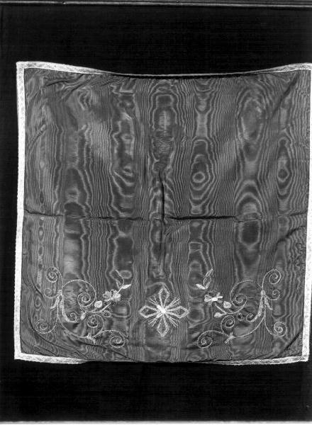 motivi decorativi floreali/ croce (velo di calice, elemento d'insieme) - manifattura ligure (prima metà sec. XX)