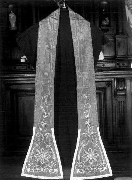 motivi decorativi floreali/ croce (stola, elemento d'insieme) - manifattura ligure (prima metà sec. XX)