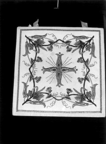 simboli eucaristici/ croce (borsa, elemento d'insieme) - manifattura ligure (primo quarto sec. XX)