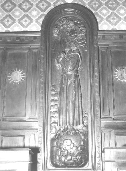 San Francesco d'Assisi in preghiera (rilievo, elemento d'insieme) di Bernardini Armando (sec. XX)
