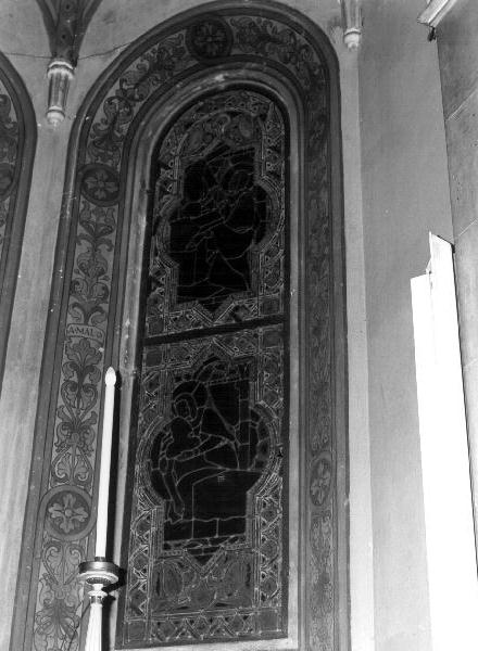 Pietà (vetrata, elemento d'insieme) di Polloni Guido & C (sec. XX)