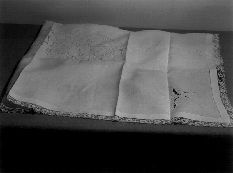 simboli eucaristici (amitto, opera isolata) - manifattura ligure (metà sec. XX)