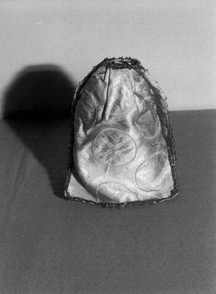 conopeo di pisside, opera isolata - manifattura ligure (secc. XIX/ XX)