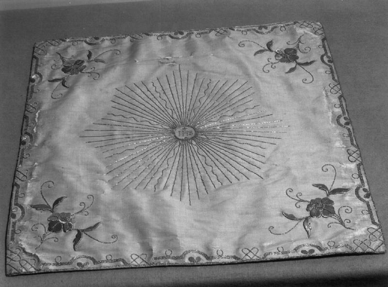 MONOGRAMMA CRISTOLOGICO (velo di calice, elemento d'insieme) - manifattura ligure (seconda metà sec. XIX)