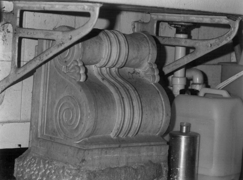 mensolone, opera isolata - bottega ligure (secondo quarto sec. XIX)