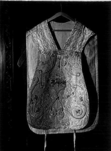 motivi decorativi a volute (pianeta, elemento d'insieme) - manifattura ligure (prima metà sec. XX)