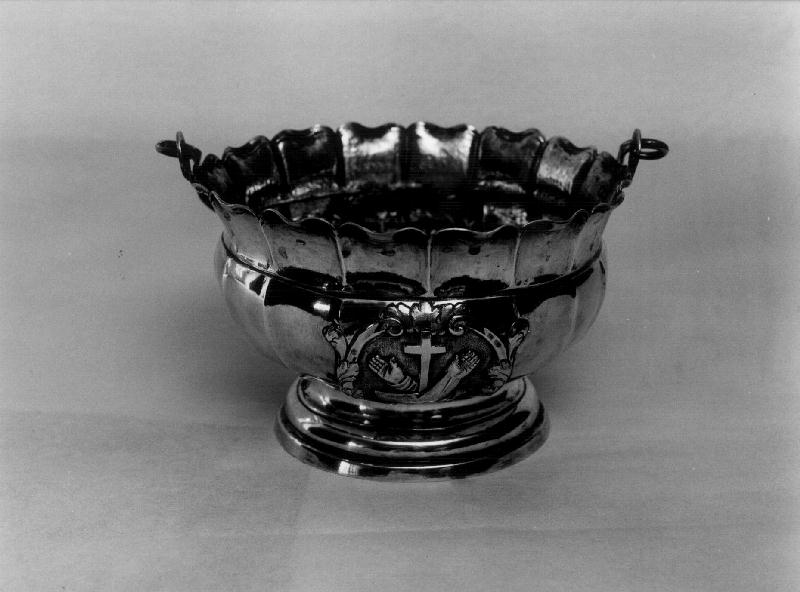 stemma dell'Ordine francescano (secchiello per l'acqua benedetta, opera isolata) - bottega ligure (sec. XIX)