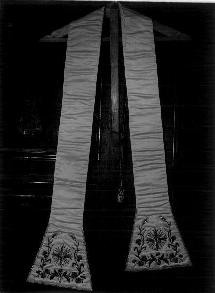 MOTIVI DECORATIVI VEGETALI/ MOTIVI DECORATIVI FLOREALI/ CROCE (stola, opera isolata) - manifattura ligure (seconda metà sec. XIX)