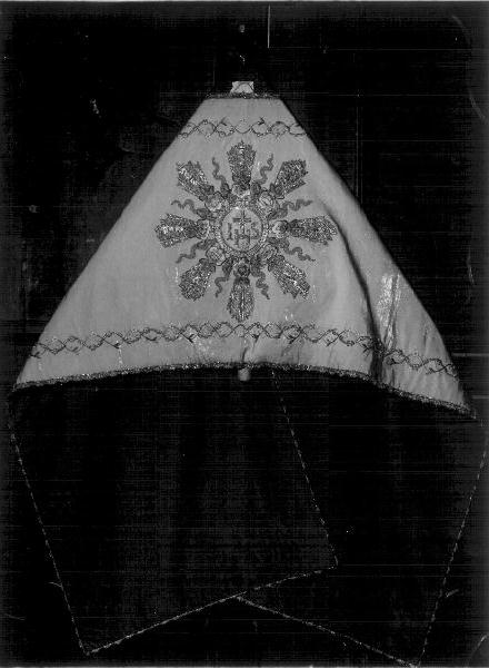 MOTIVI DECORATIVI FLOREALI/ RAGGIERA (velo omerale, opera isolata) - manifattura ligure (prima metà sec. XIX)