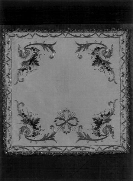 motivi decorativi vegetali/ motivi decorativi floreali/ motivi decorativi a tralci di vite (velo di calice, elemento d'insieme) - manifattura ligure (seconda metà sec. XIX)