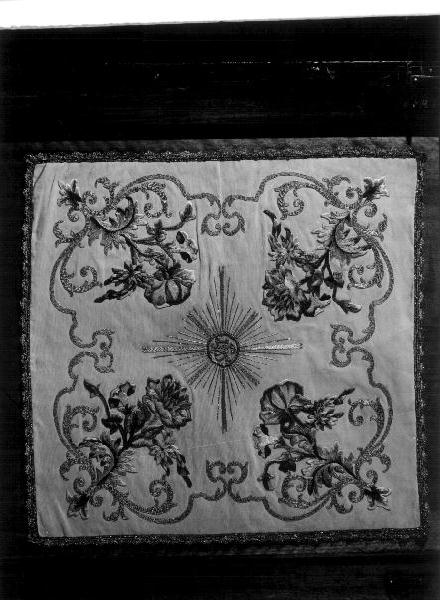 MOTIVI DECORATIVI VEGETALI/ MOTIVI DECORATIVI FLOREALI/ MOTIVI DECORATIVI A VOLUTE (velo di calice, elemento d'insieme) - manifattura ligure (sec. XVII)