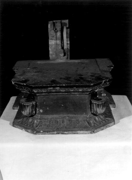 motivi decorativi vegetali/ motivo decorativo geometrico (base di scultura, opera isolata) - bottega ligure (sec. XIX)