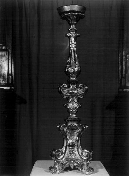 MOTIVI DECORATIVI A GIRALI/ MOTIVI DECORATIVI VEGETALI/ MITRA (candeliere d'altare, serie) - bottega ligure (sec. XVIII)