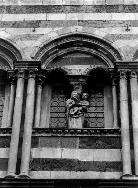 Madonna con Bambino (statua, elemento d'insieme) - bottega lombarda (primo quarto sec. XIV)