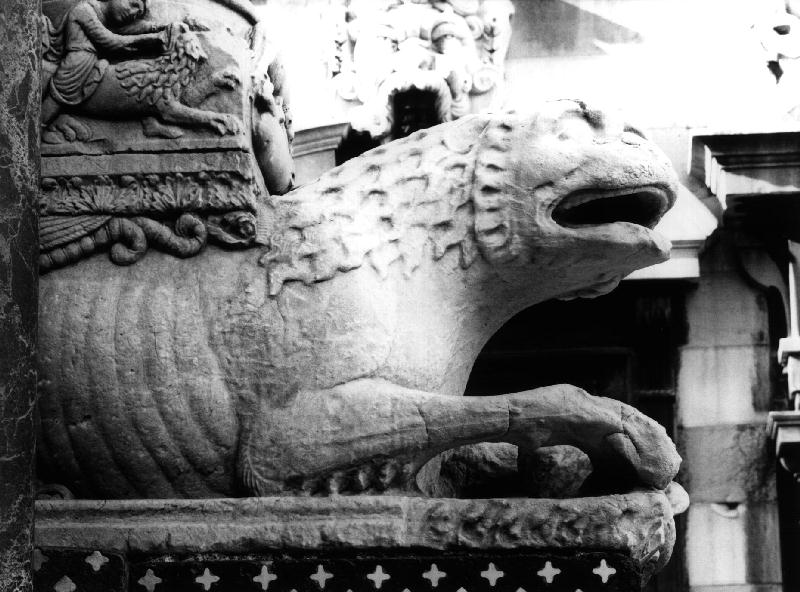 LEONE (scultura, elemento d'insieme) di Antelami Benedetto (scuola) (primo quarto sec. XIII)
