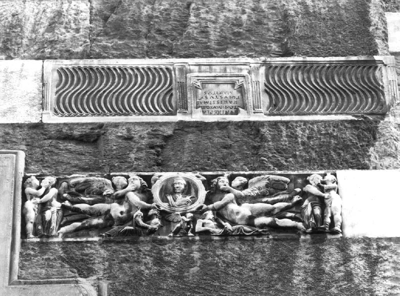 busto di defunto retto da Cupido e Psiche/ Terra e Oceano (rilievo, opera isolata) - bottega romana (fine/inizio secc. III/ IV)
