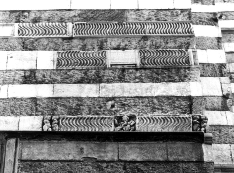 figura di docente tra due gruppi di Cupido e Psiche (rilievo, opera isolata) - bottega romana (fine/inizio secc. III/ IV)