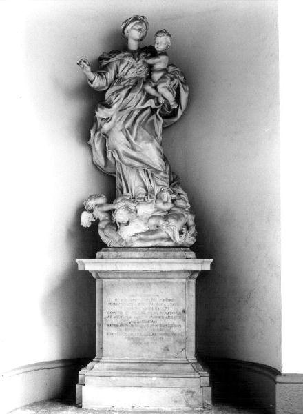 Madonna con Bambino (statua, opera isolata) di Schiaffino Francesco Maria (scuola) (secondo quarto sec. XVIII)