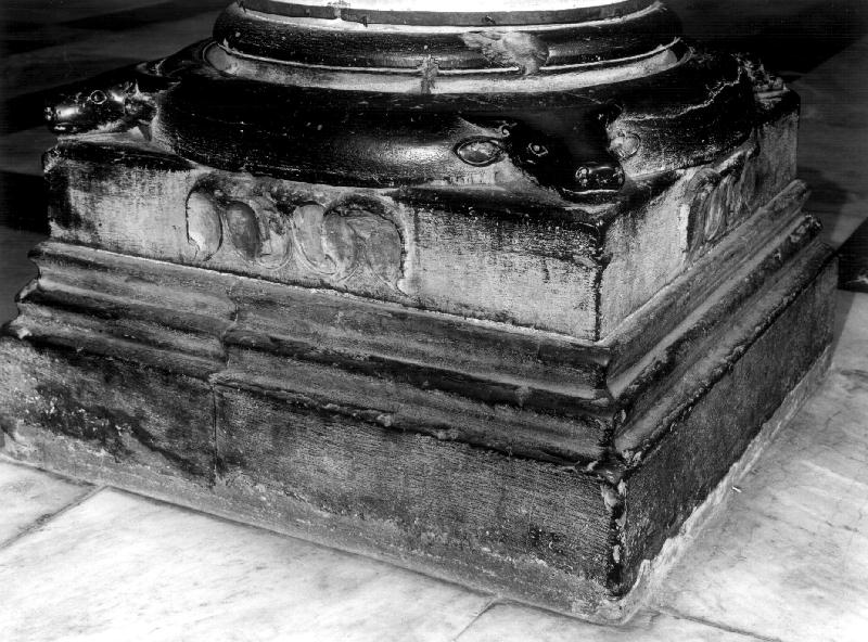 testa di toro (base di colonna, elemento d'insieme) - bottega lombarda (primo quarto sec. XIV)