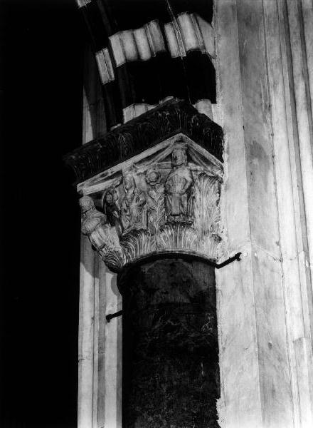 Madonna con Bambino in trono tra santi (semicapitello, elemento d'insieme) - bottega ligure (primo quarto sec. XIV)