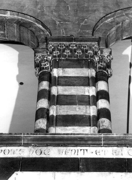 capitello, elemento d'insieme - bottega ligure (primo quarto sec. XIV)