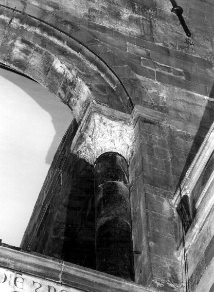 motivi decorativi a tralci di vite/ pampini/ menadi (capitello, opera isolata) - bottega romana (secc. III/ IV)