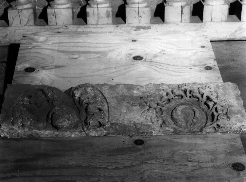 testa d'uomo/ motivi decorativi vegetali (rilievo, opera isolata) - bottega lombarda (secc. XII/ XIII)