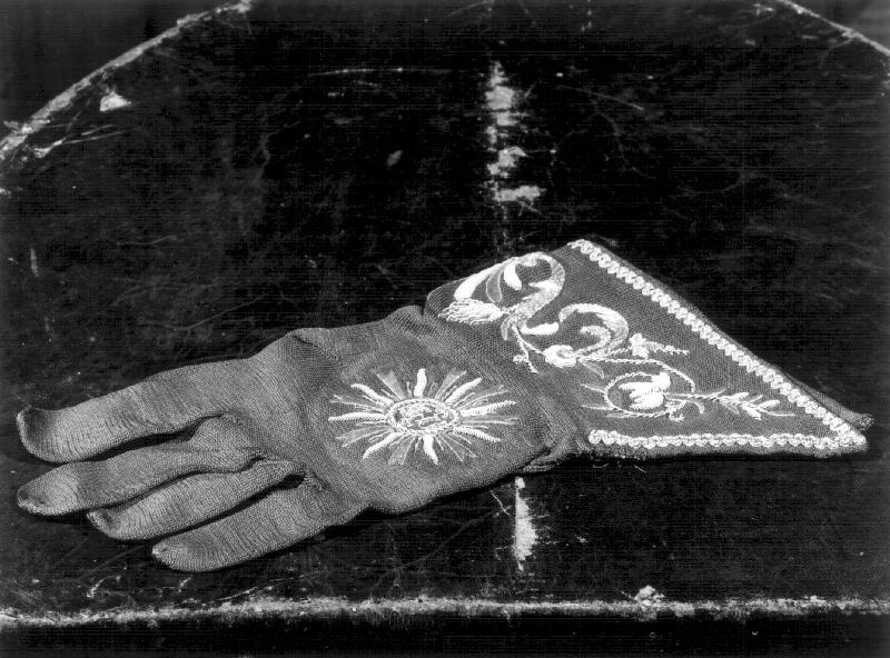guanti pontificali, paio - manifattura ligure (seconda metà, metà sec. XIX, sec. XX)