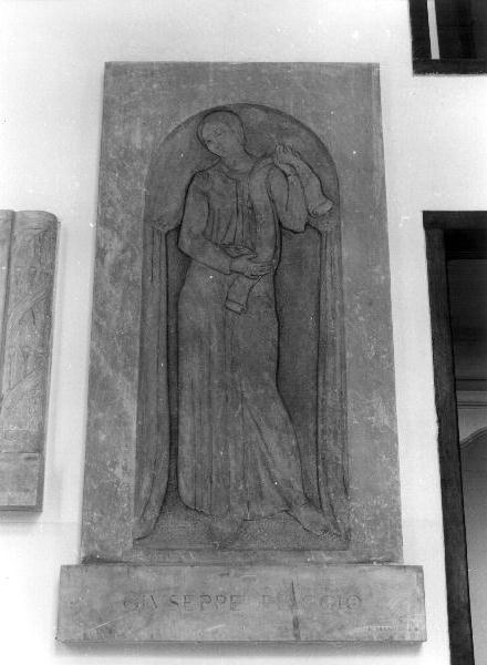 figura femminile (lapide, opera isolata) di Vassallo Armando (prima metà sec. XX)