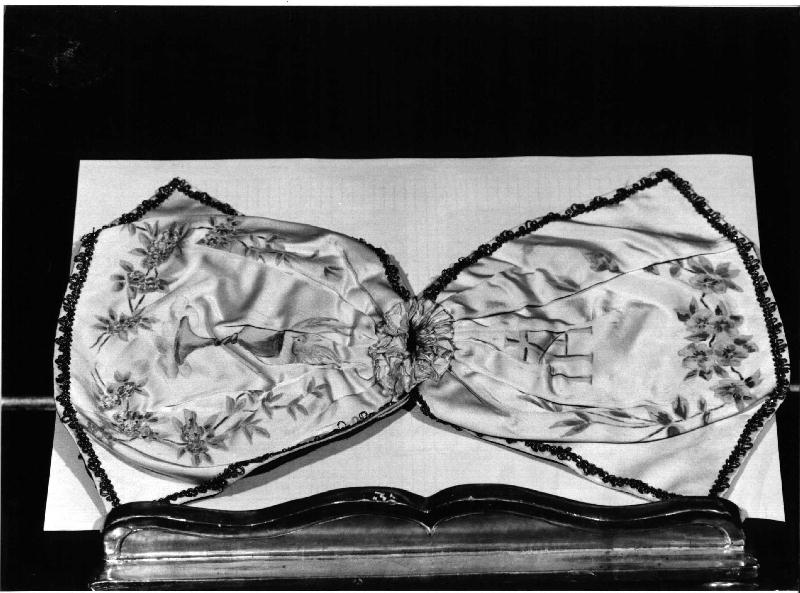 motivi decorativi floreali/ calice eucaristico e colomba dello Spirito Santo (conopeo di pisside, opera isolata) - manifattura ligure (prima metà sec. XX)