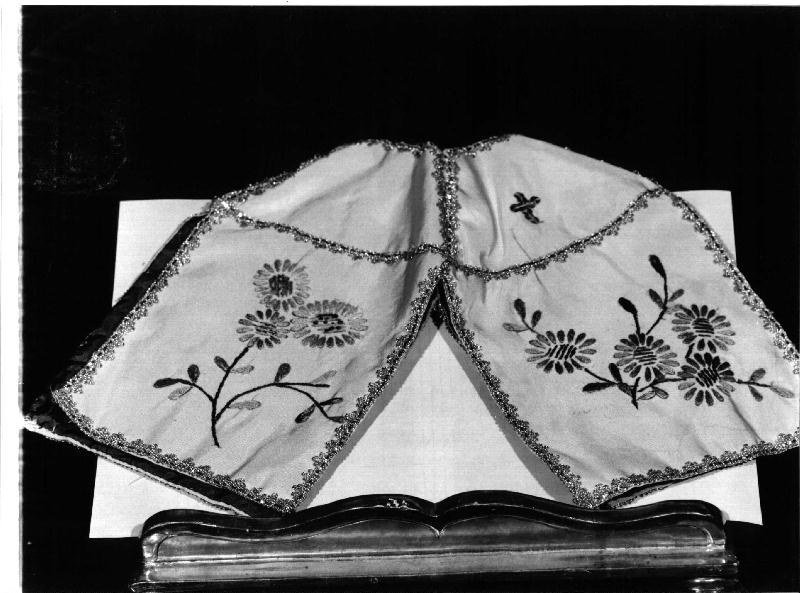 motivi decorativi floreali (conopeo di pisside, opera isolata) - manifattura ligure (prima metà sec. XX)