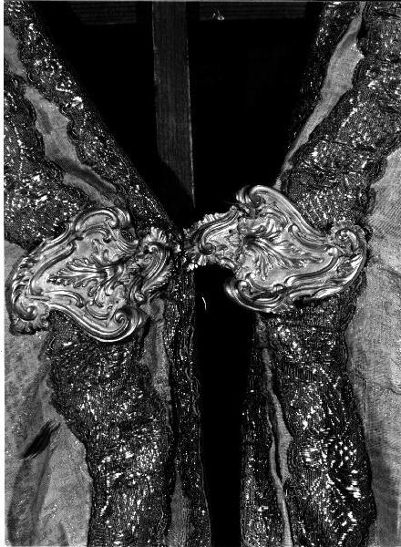 motivi decorativi vegetali (fermaglio di piviale, elemento d'insieme) - bottega genovese (prima metà sec. XVIII)