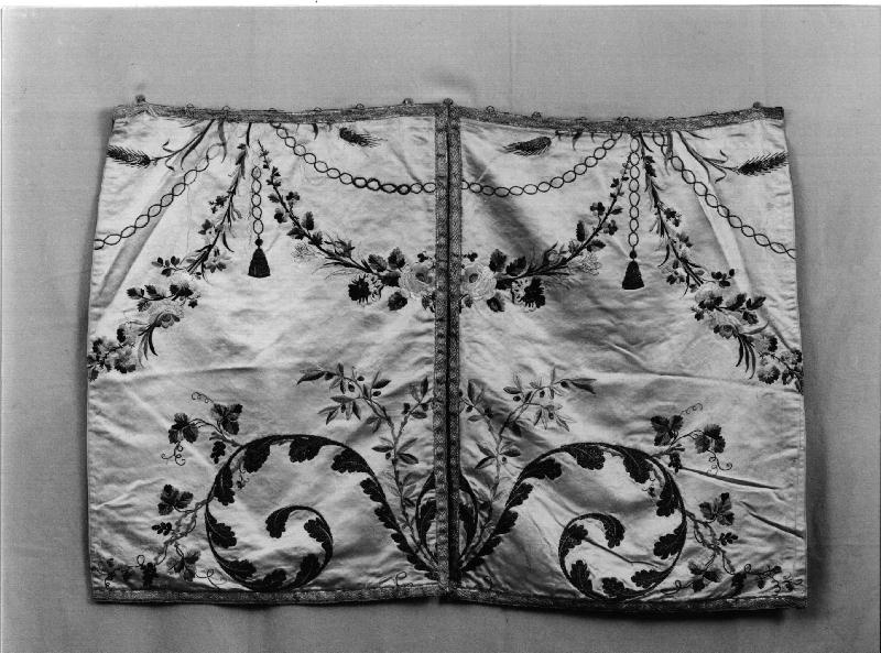 motivi decorativi a tralci di vite/ motivi decorativi floreali (conopeo, opera isolata) - manifattura ligure (sec. XIX)