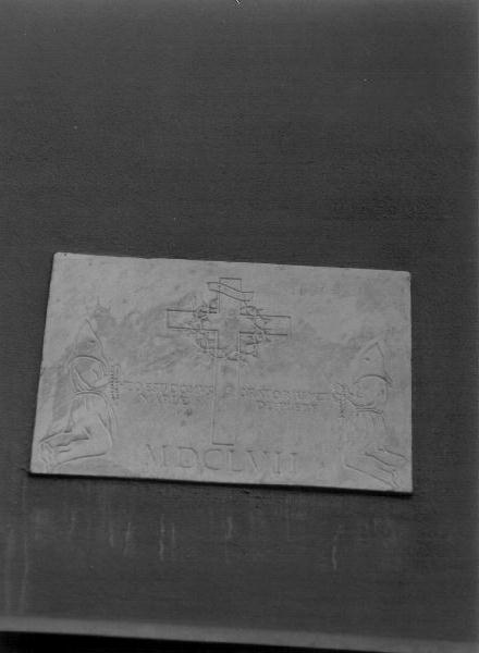 devoti inginocchiati/ croce (lapide, opera isolata) - bottega ligure (sec. XVII)