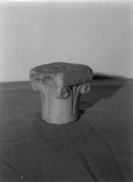 MOTIVI DECORATIVI A VOLUTE (capitello, opera isolata) - bottega ligure (sec. XV)