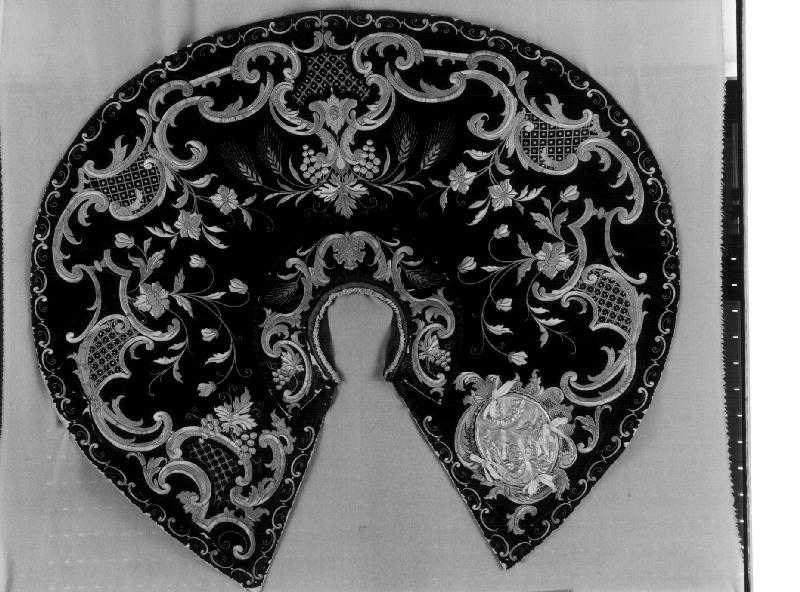 motivi decorativi floreali/ simboli eucaristici/ emblema (TABARRINO, elemento d'insieme) di Bruno e Biraghi (bottega) (primo quarto sec. XX)