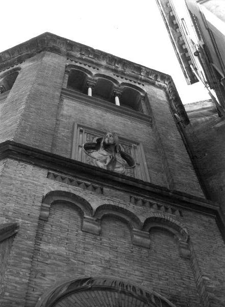 Madonna (rilievo, elemento d'insieme) - bottega ligure (secondo quarto sec. XX)