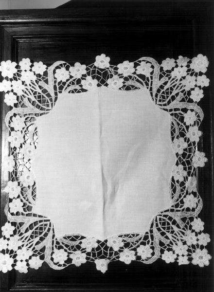 tovaglietta, opera isolata - manifattura ligure (primo quarto sec. XX)