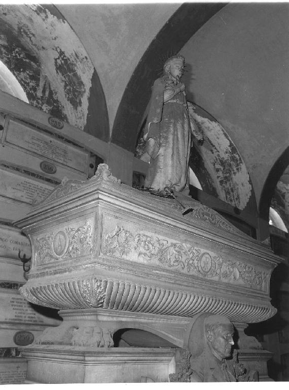 figura femminile con libro/ busti di defunti (monumento funebre, opera isolata) di Canessa Achille (attribuito) (fine sec. XIX)