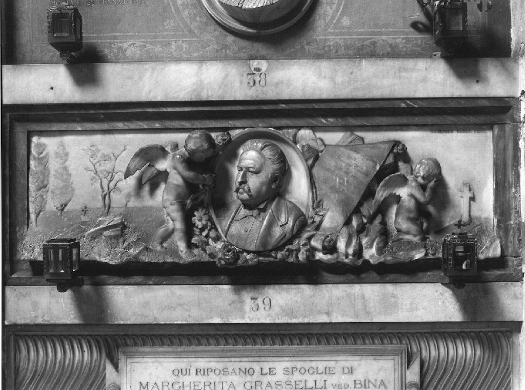 angioletto reggiclipeo con busto ritratto d'uomo e angioletto dolente (monumento funebre, opera isolata) di Carli Domenico (attribuito) (metà sec. XIX)