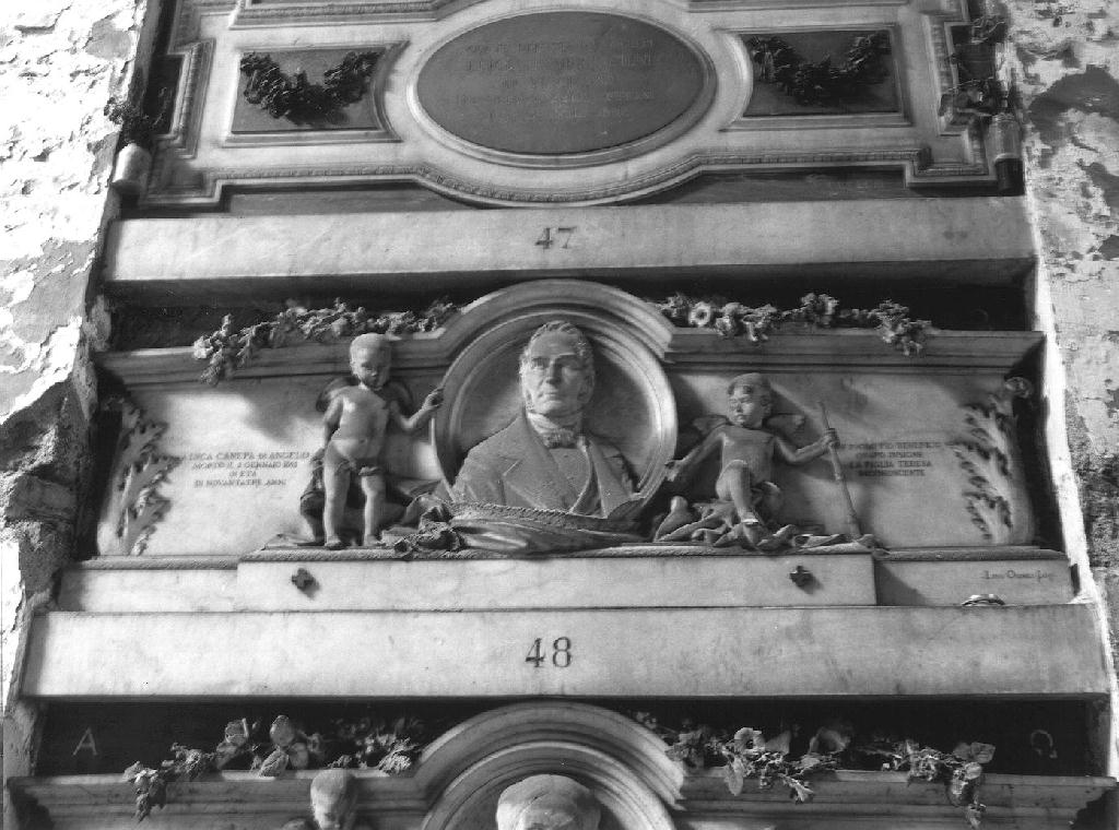 angioletti reggiclipeo con busto ritratto d'uomo (monumento funebre, opera isolata) di Orengo Luigi (attribuito) (sec. XIX)