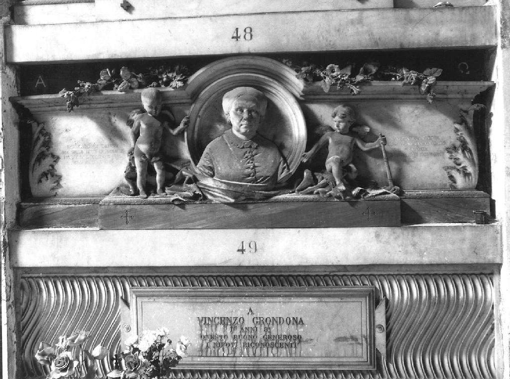 angioletti reggiclipeo con busto femminile (monumento funebre, opera isolata) di Orengo Luigi (attribuito) (sec. XIX)
